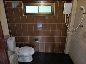 Habitación superior | Baño | Ducha, artículos de higiene personal gratuitos y toallas