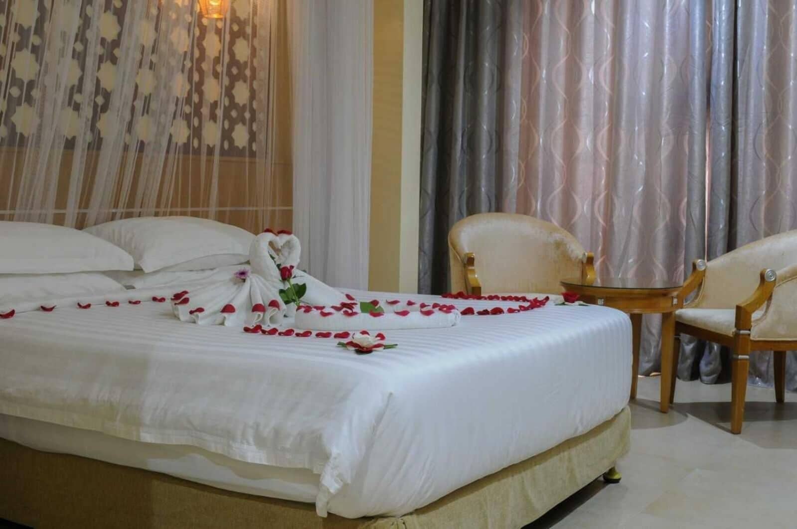 deluxe room | egyptian cotton sheets, premium bedding, pillow-top beds, minibar