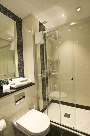Bathroom shower - The Lodge at Kingswood (Tadworth)