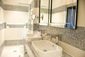 Shower, free toiletries, hair dryer, towels - The Lodge at Kingswood (Tadworth)