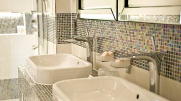 Shower, free toiletries, hair dryer, towels