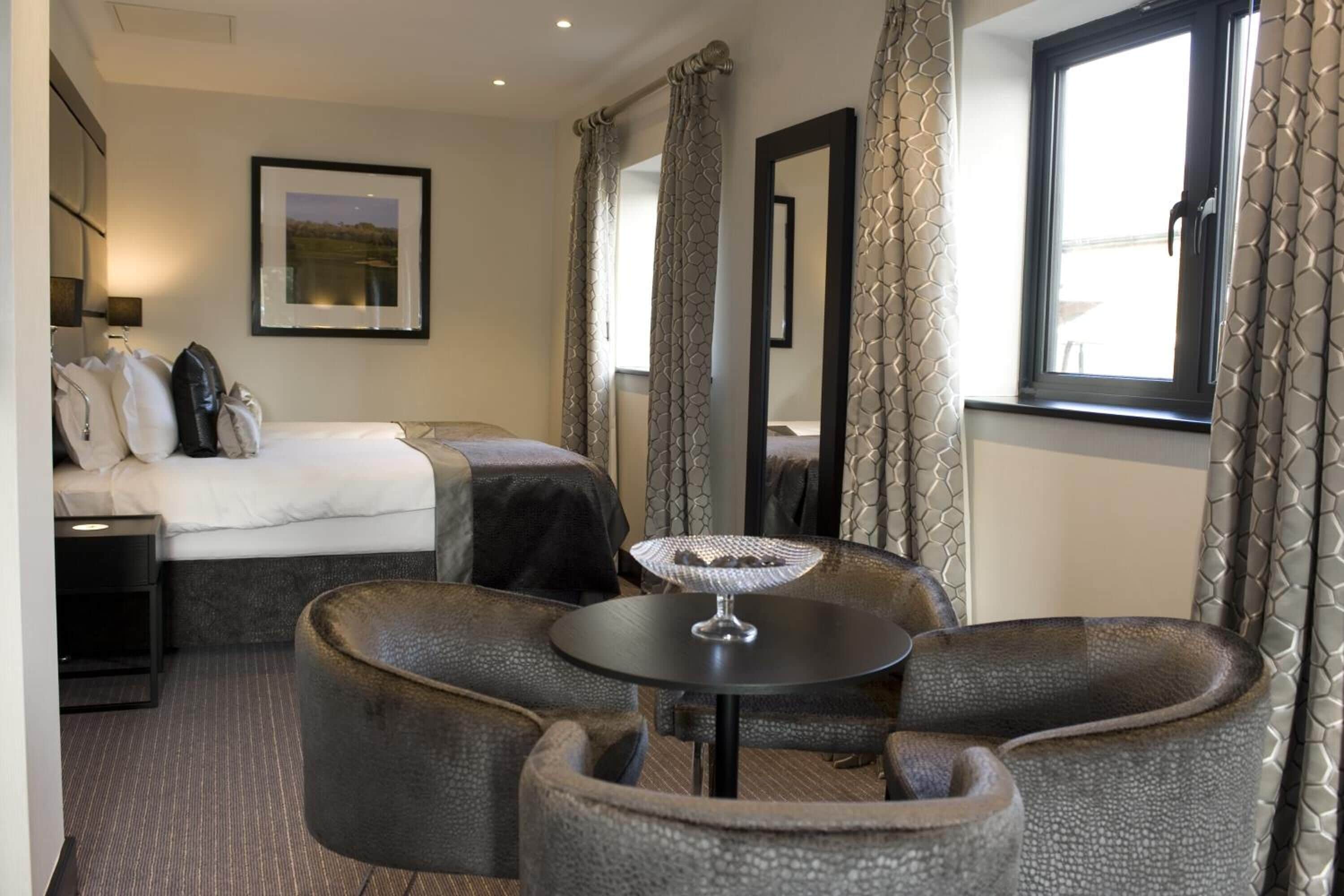 hypo-allergenic bedding, in-room safe, desk, soundproofing