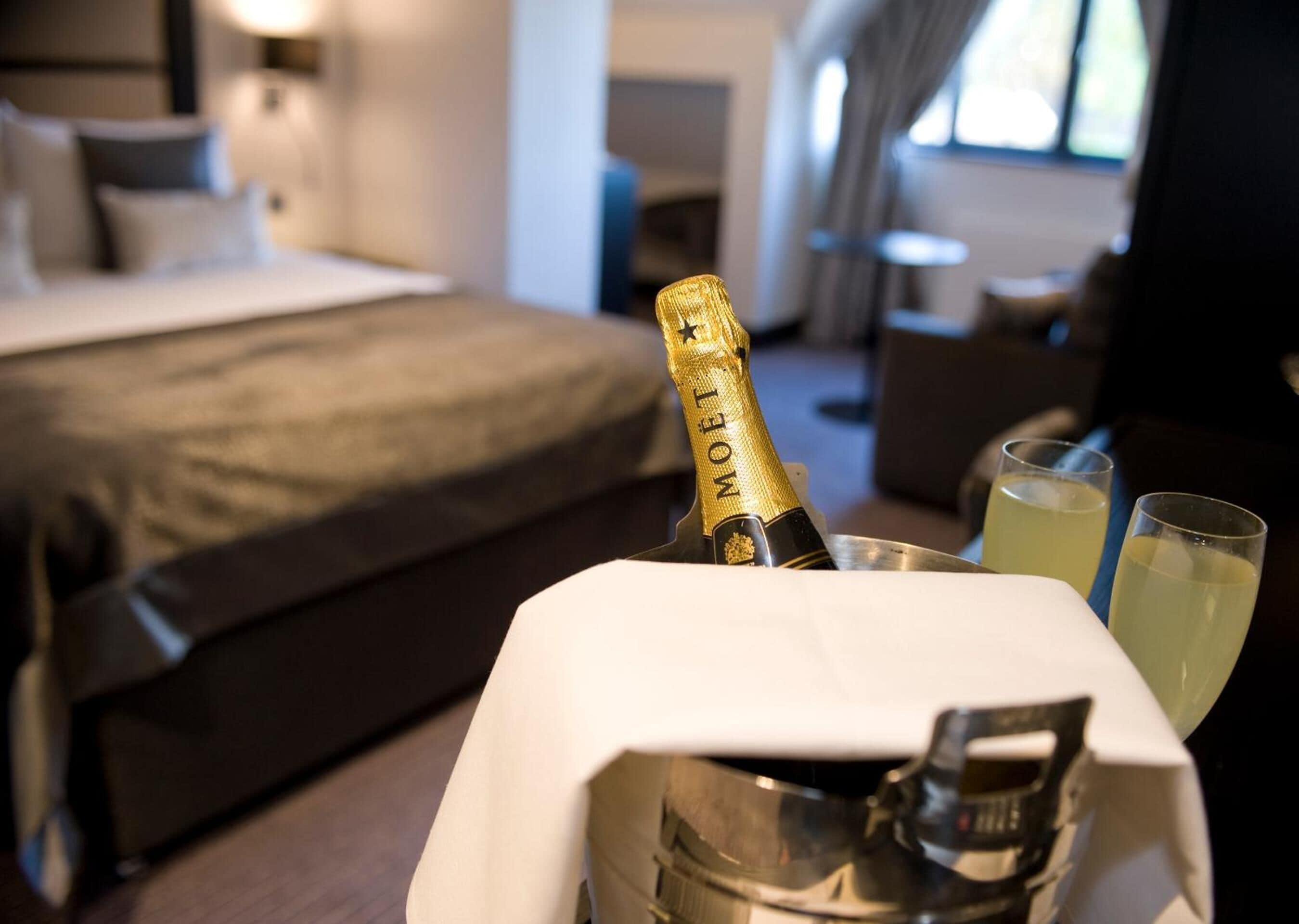 hypo-allergenic bedding, in-room safe, desk, soundproofing