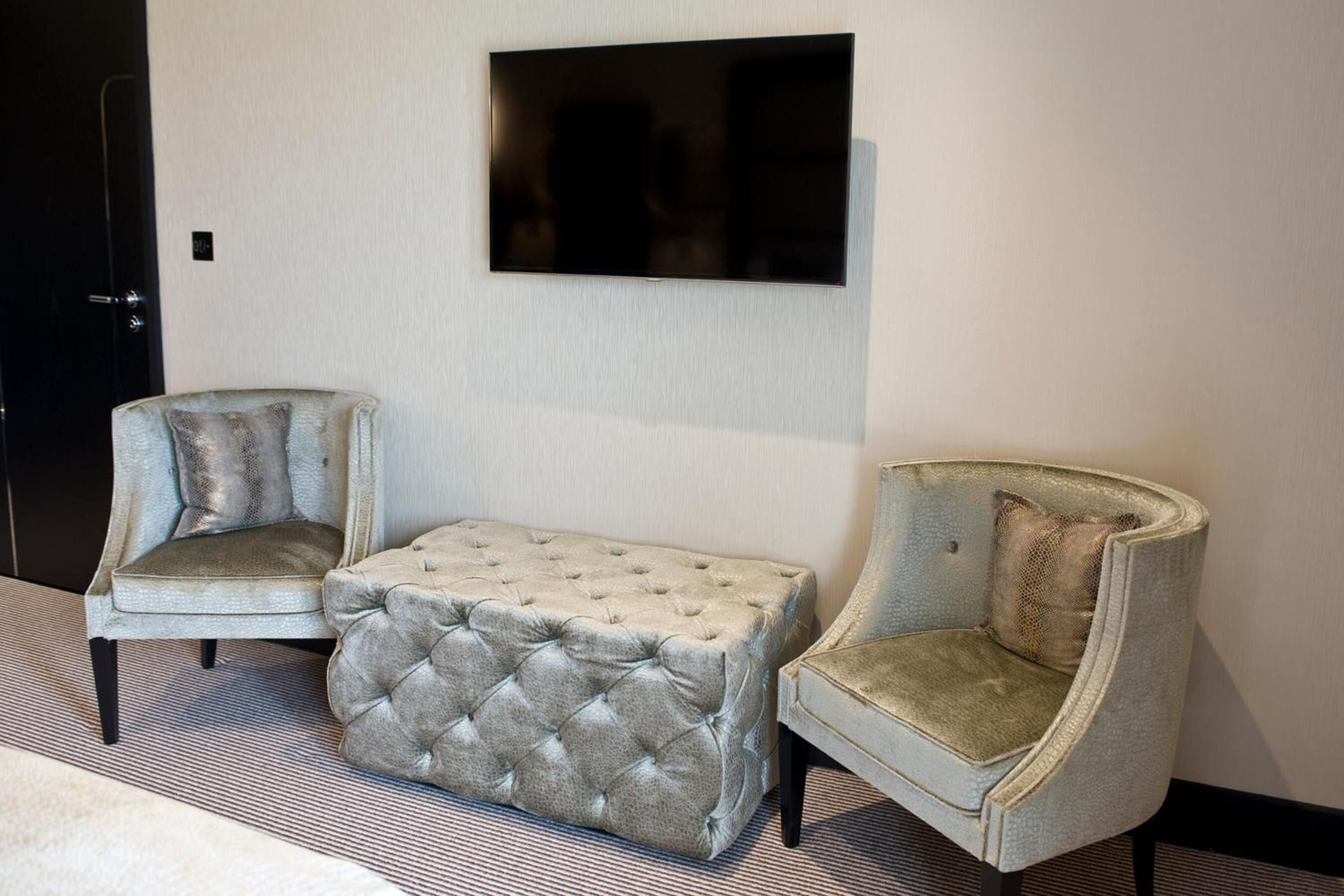 32-inch flat-screen tv with digital channels, tv