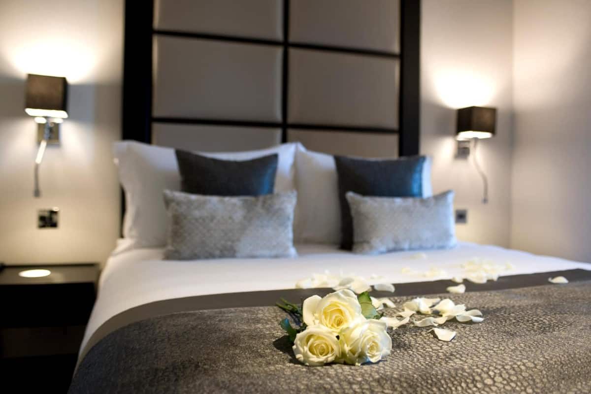 hypo-allergenic bedding, in-room safe, desk, soundproofing