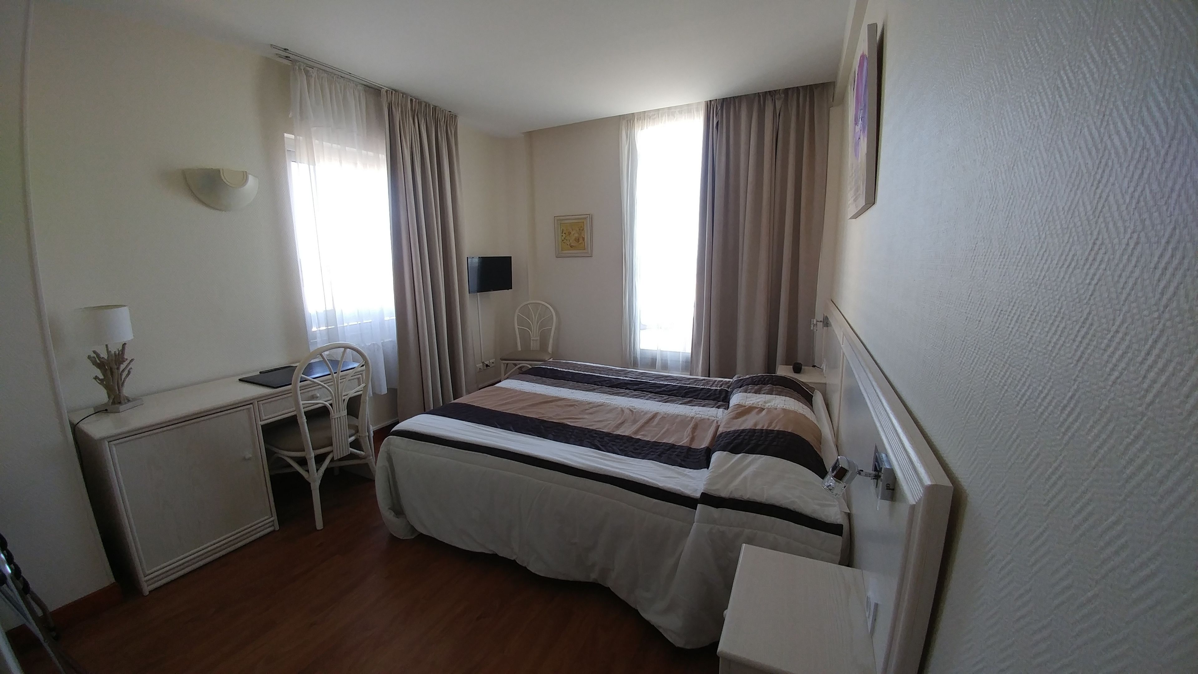 double room, balcony, sea view | in-room safe, individually decorated, individually furnished, desk