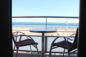 Habitación con 2 camas individuales, balcón, vista al mar | Vista desde la habitación