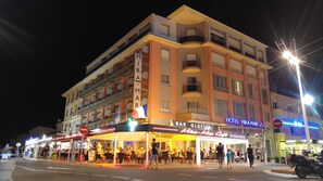 Fachada da propriedade à noite