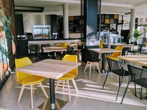 Desayuno buffet todos los días (con cargo) 