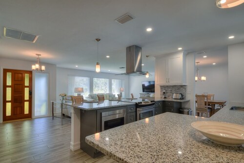 Welcome to Wisteria Cape House, just minutes to the beach. 