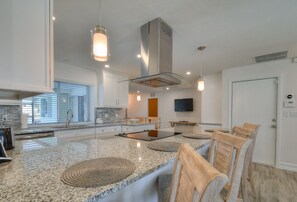 Geladeira, micro-ondas, fogão, cooktop
