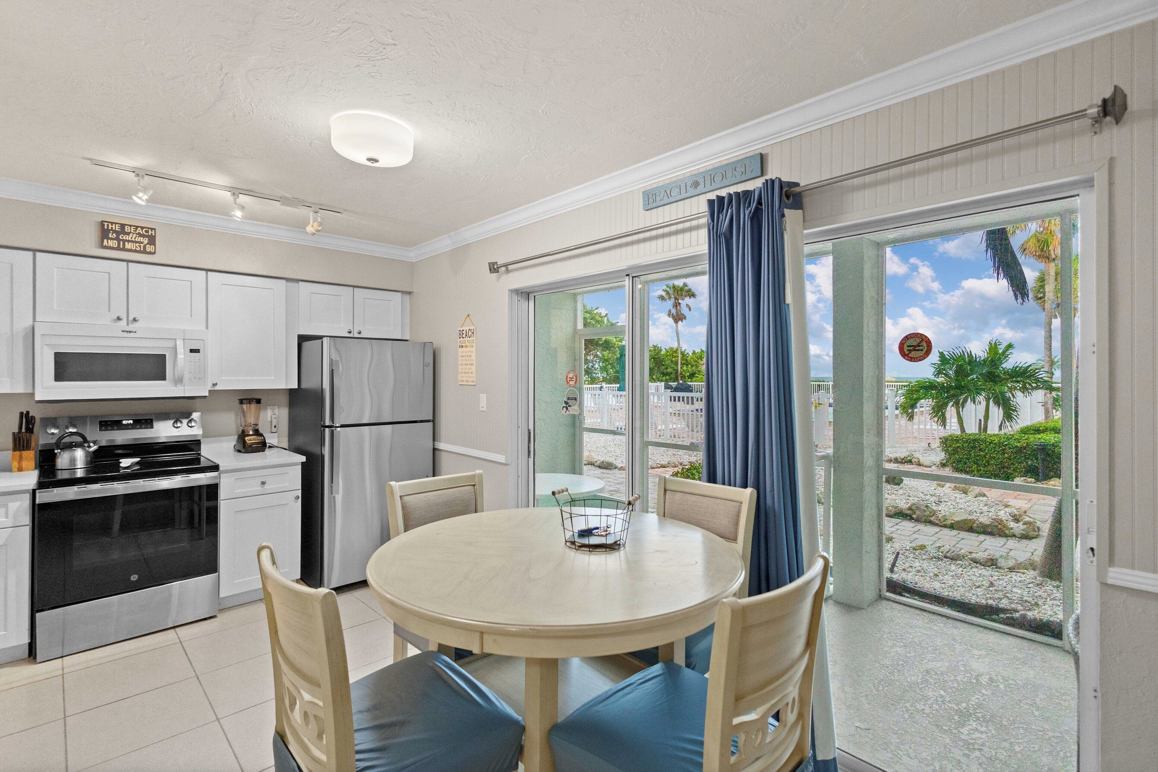 Jääkaappi, mikroaaltouuni, uuni, liesi