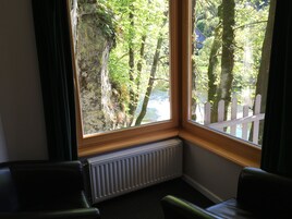 Quarto casal superior | Área de estar | TV de tela plana