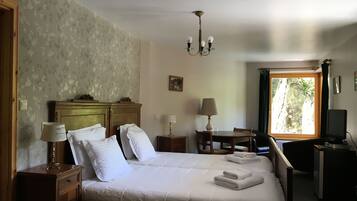Superior Double Room | Desk, blackout drapes, soundproofing, cribs/infant beds