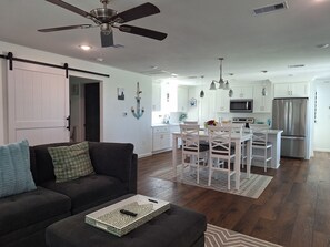 Smart TV, books, stereo - Kids Cottage Amazing views from all directions (Jamaica Beach)