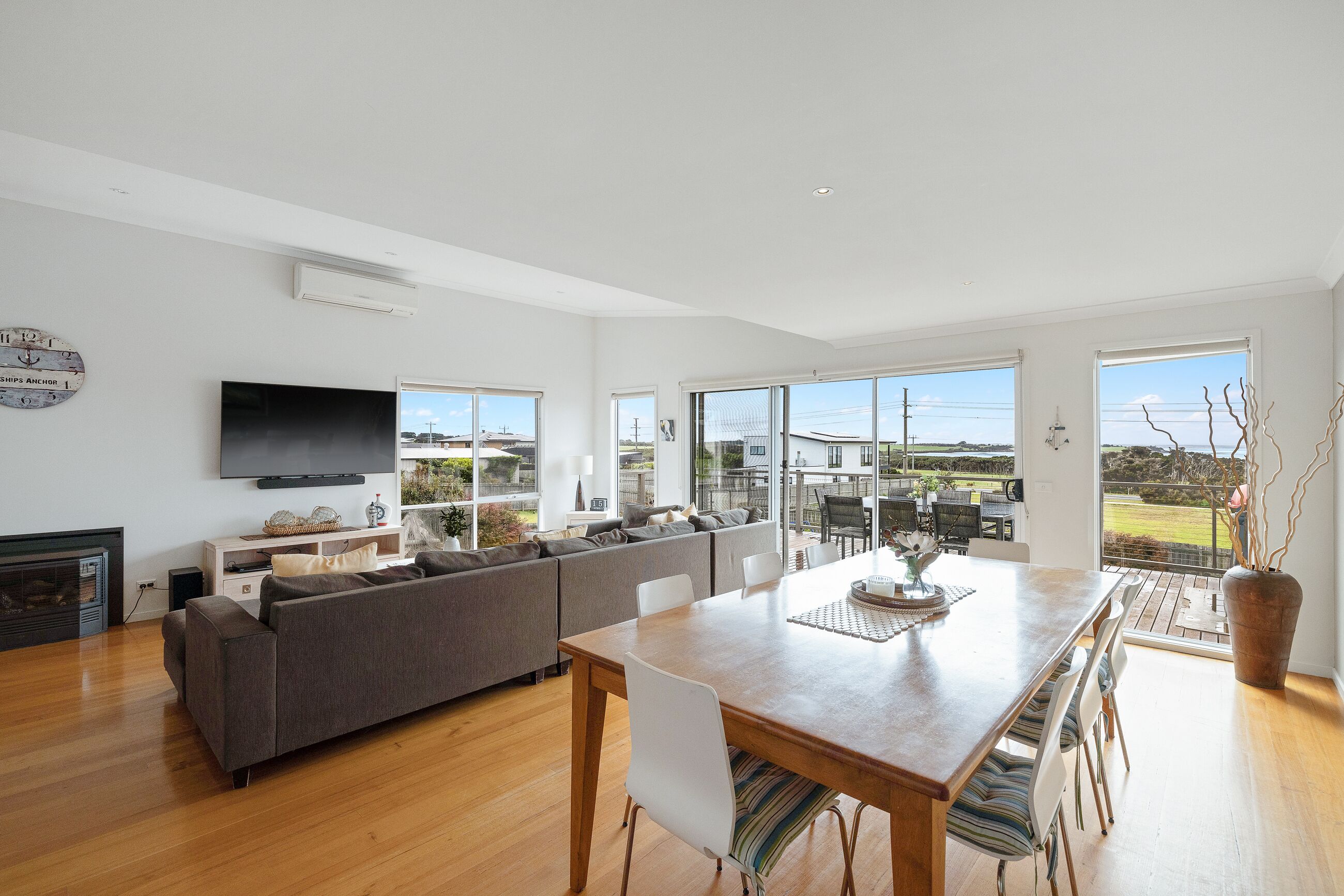 TV connectée, cheminée, jeux vidéo, Netflix