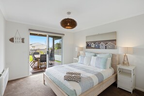 4 bedrooms, desk, iron/ironing board, free WiFi - Phillip Island - Outdoor Spa, Sauna, Cinema Room, Billiards, Bay Views (Surf Beach)