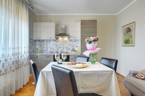 Apartamento | Escrivaninha, quartos à prova de som, Wi-Fi de cortesia, roupa de cama