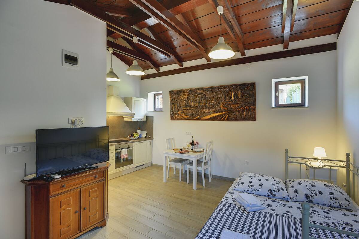 Apartment | Desk, soundproofing, free WiFi, bed sheets