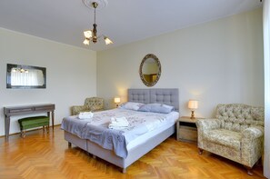 Escritorio, sistema de insonorización, wifi gratis y ropa de cama 