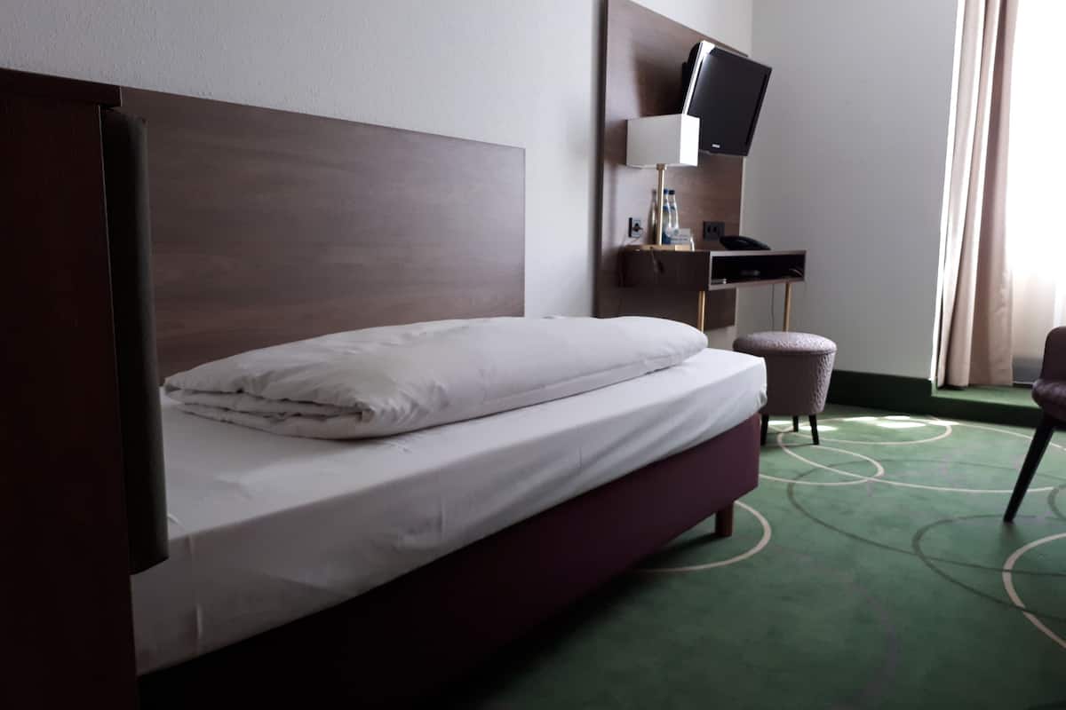 comfort single room | desk, blackout curtains, free wifi, bed sheets