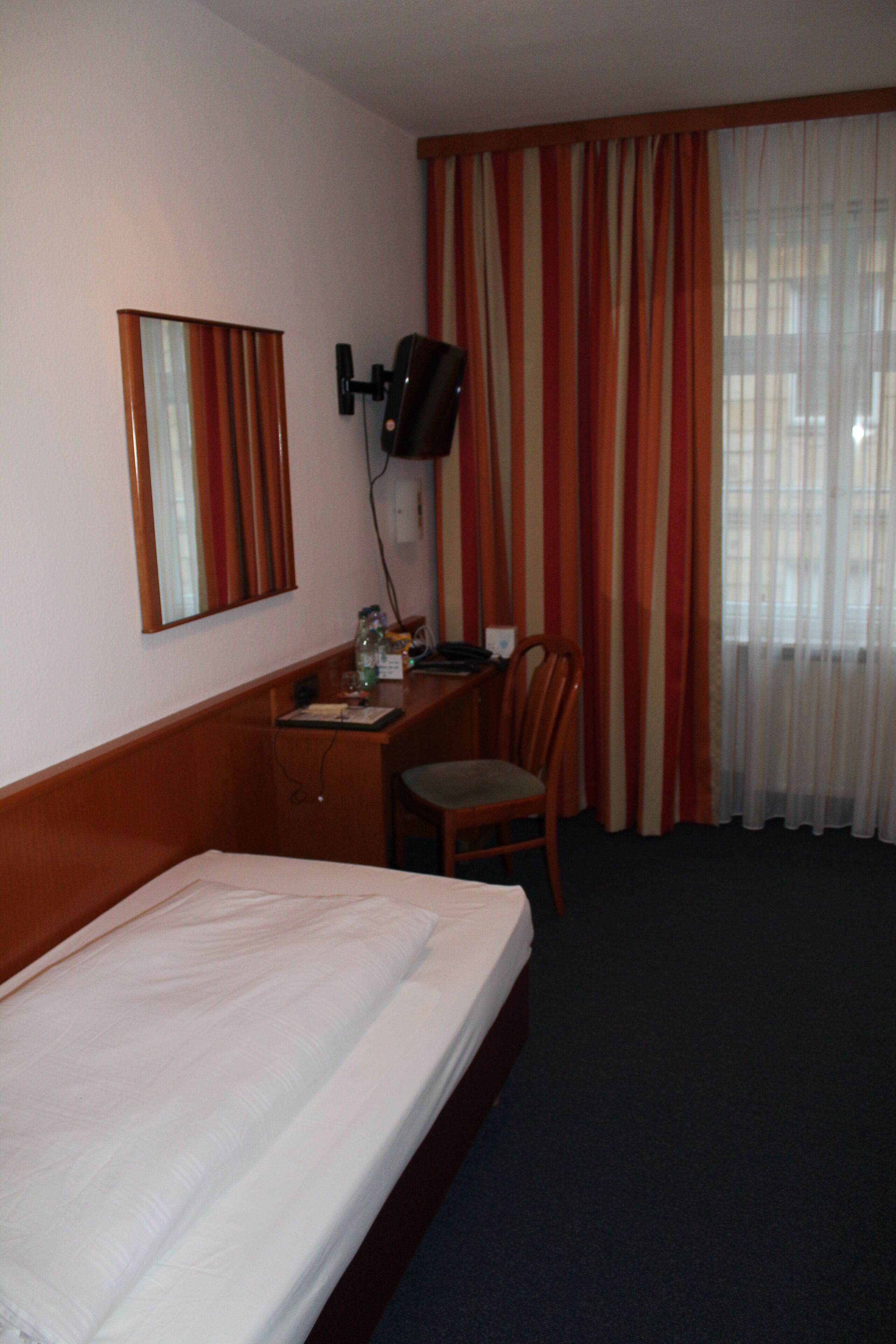 standard single room | desk, blackout curtains, free wifi, bed sheets