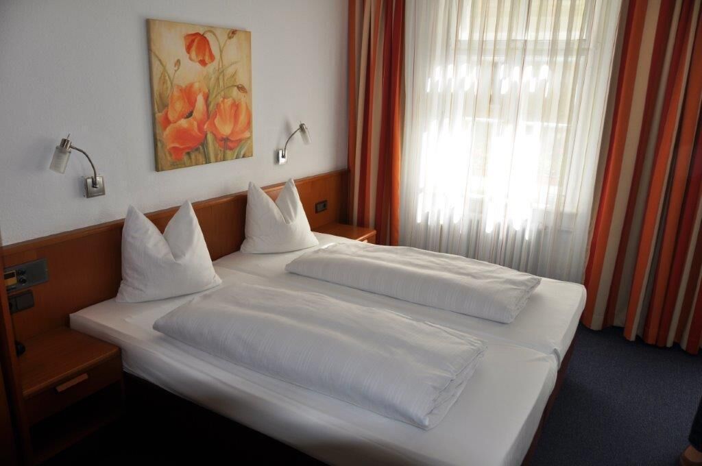 standard double room | desk, blackout curtains, free wifi, bed sheets