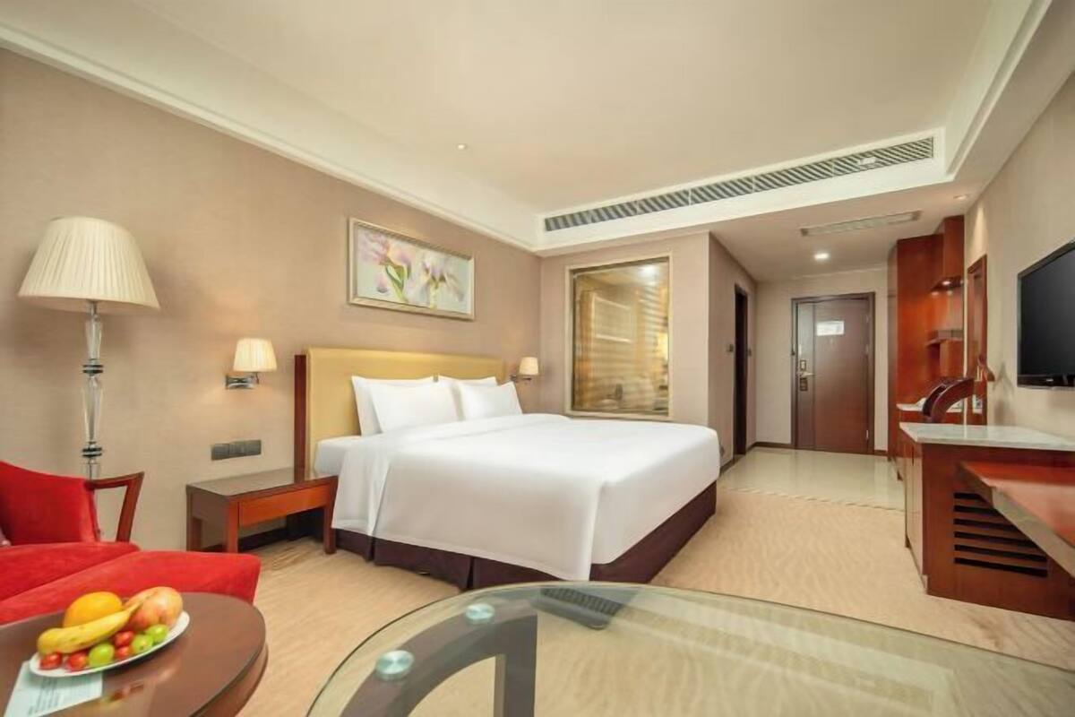 Minibar, odada kasa, masa, güneşlik/perde