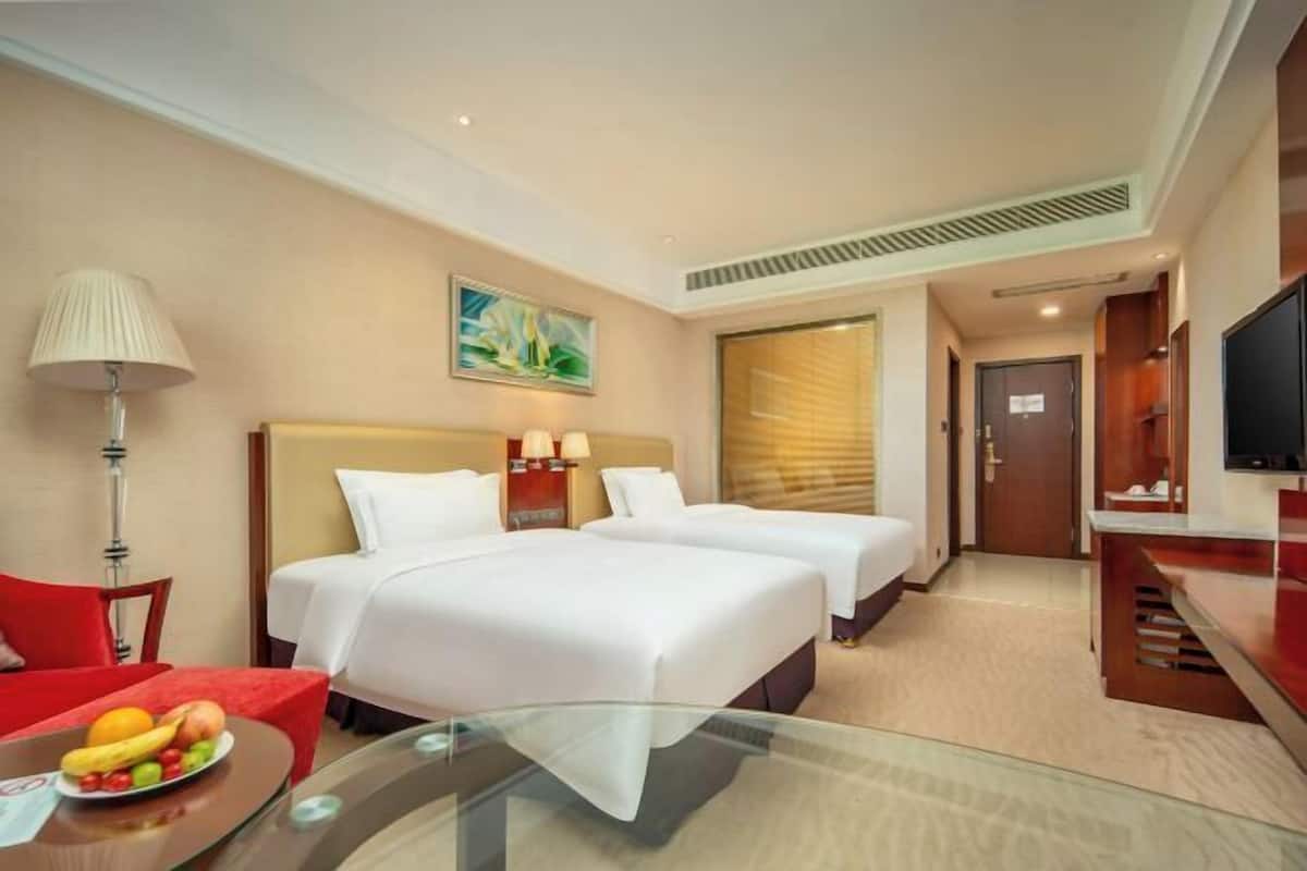 Minibar, odada kasa, masa, güneşlik/perde