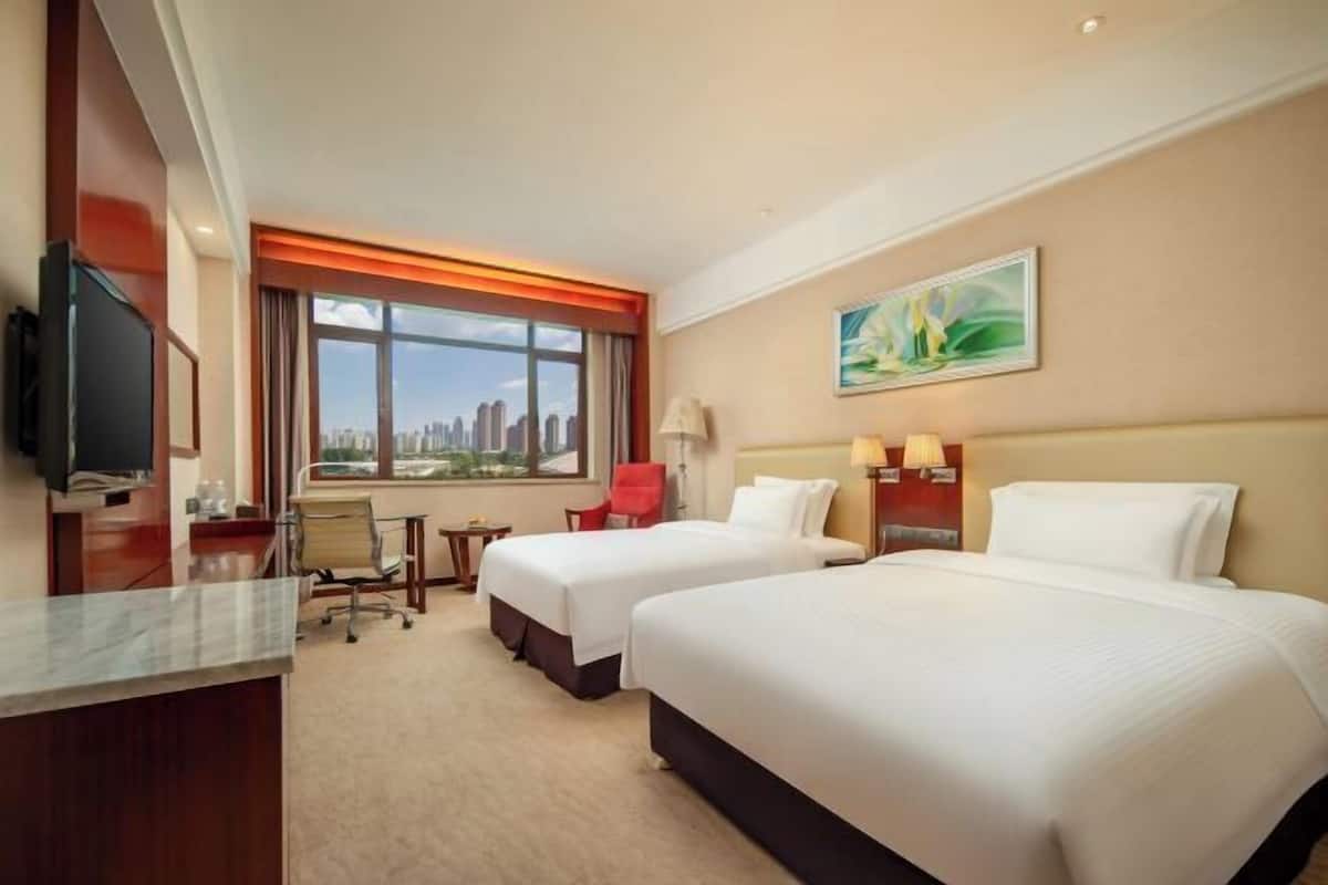 Minibar, odada kasa, masa, güneşlik/perde