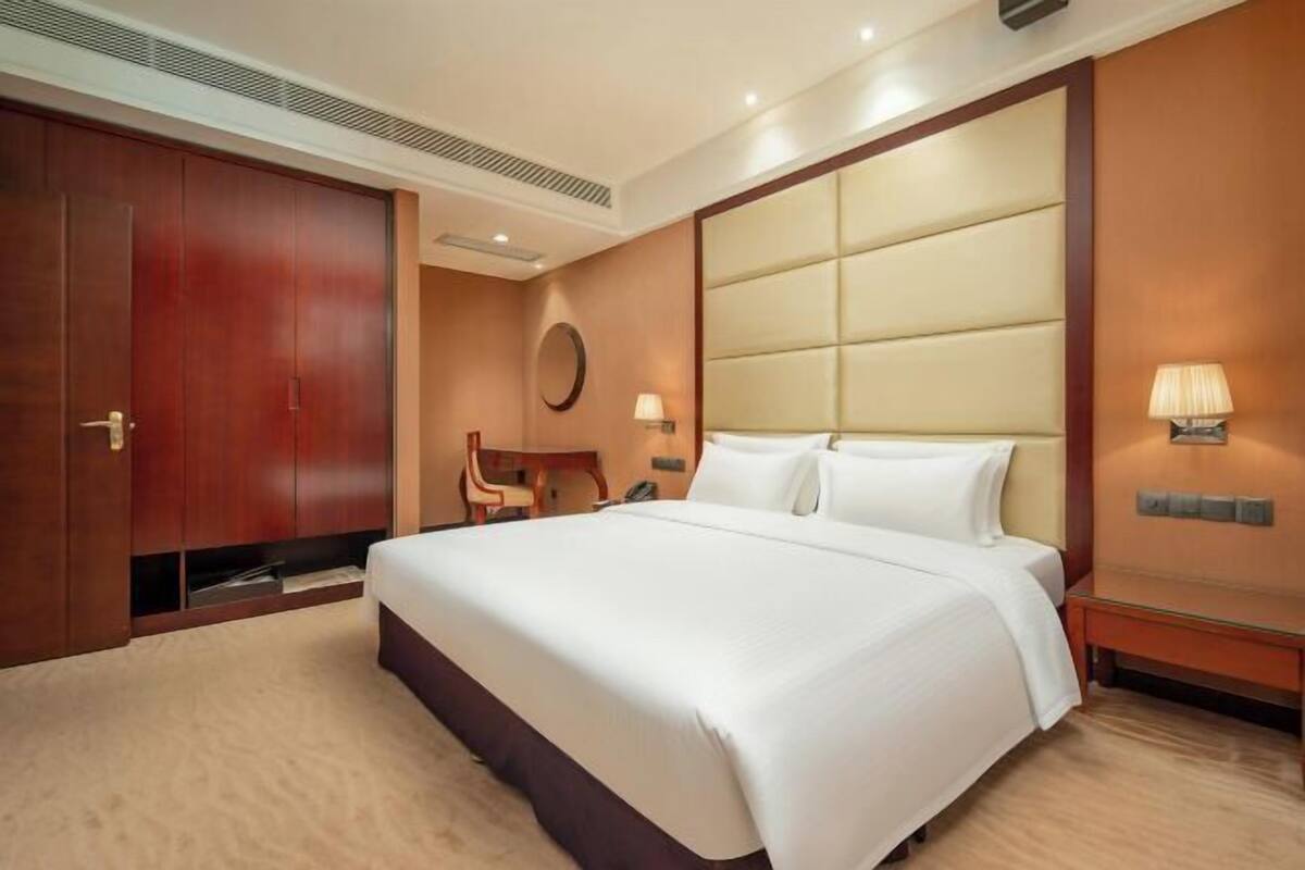 Minibar, odada kasa, masa, güneşlik/perde