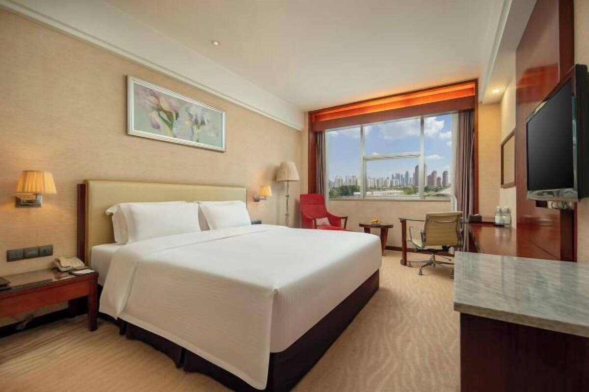 Minibar, odada kasa, masa, güneşlik/perde