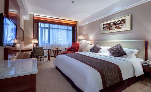 Minibar, coffres-forts dans les chambres, bureau, rideaux occultants