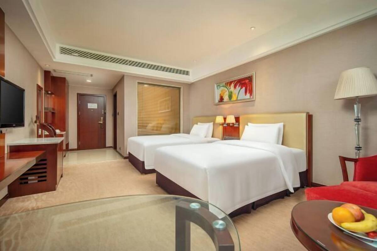 Minibar, odada kasa, masa, güneşlik/perde