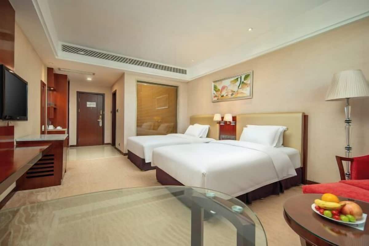 Minibar, odada kasa, masa, güneşlik/perde