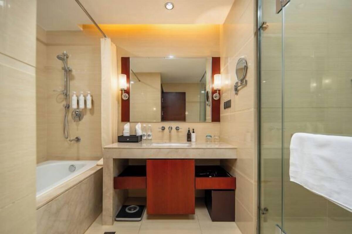 Banyo | Duş, ücretsiz banyo/kozmetik ürünleri, saç kurutma makinesi, terlik