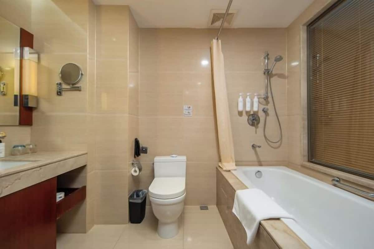 Banyo | Duş, ücretsiz banyo/kozmetik ürünleri, saç kurutma makinesi, terlik