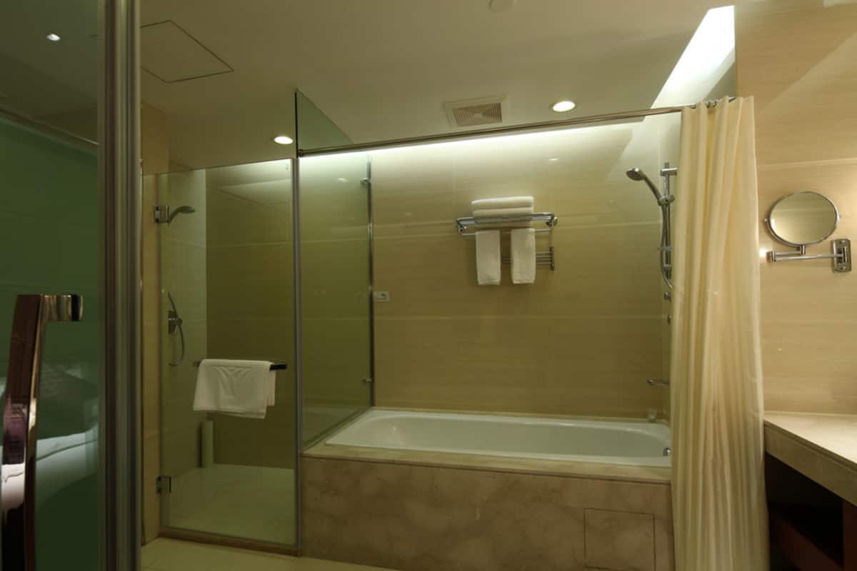 Deluxe Süit, 1 Büyük (Queen) Boy Yatak | Banyo | Duş, ücretsiz banyo/kozmetik ürünleri, saç kurutma makinesi, terlik