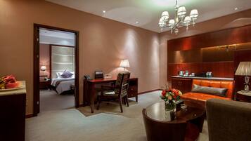 Suite Grand | Sala de estar | Una televisión LCD