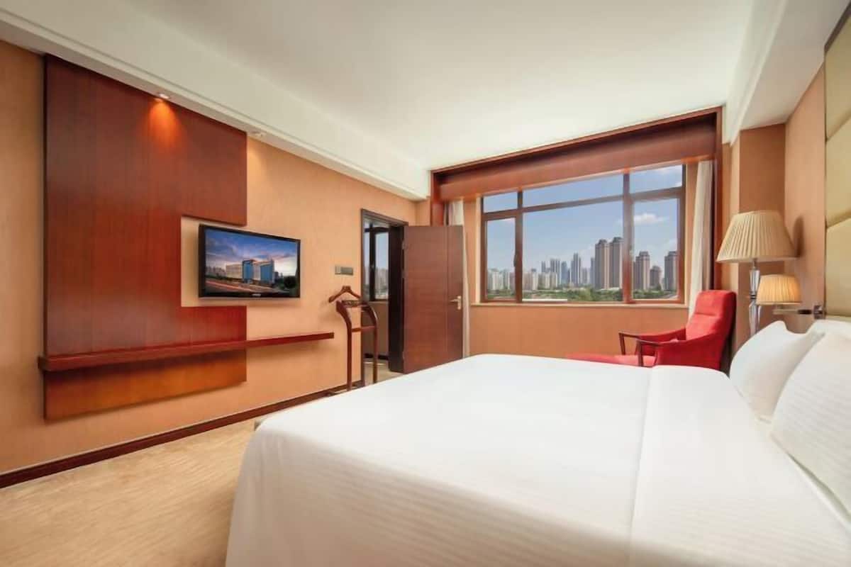 Minibar, in-room safe, desk, blackout curtains