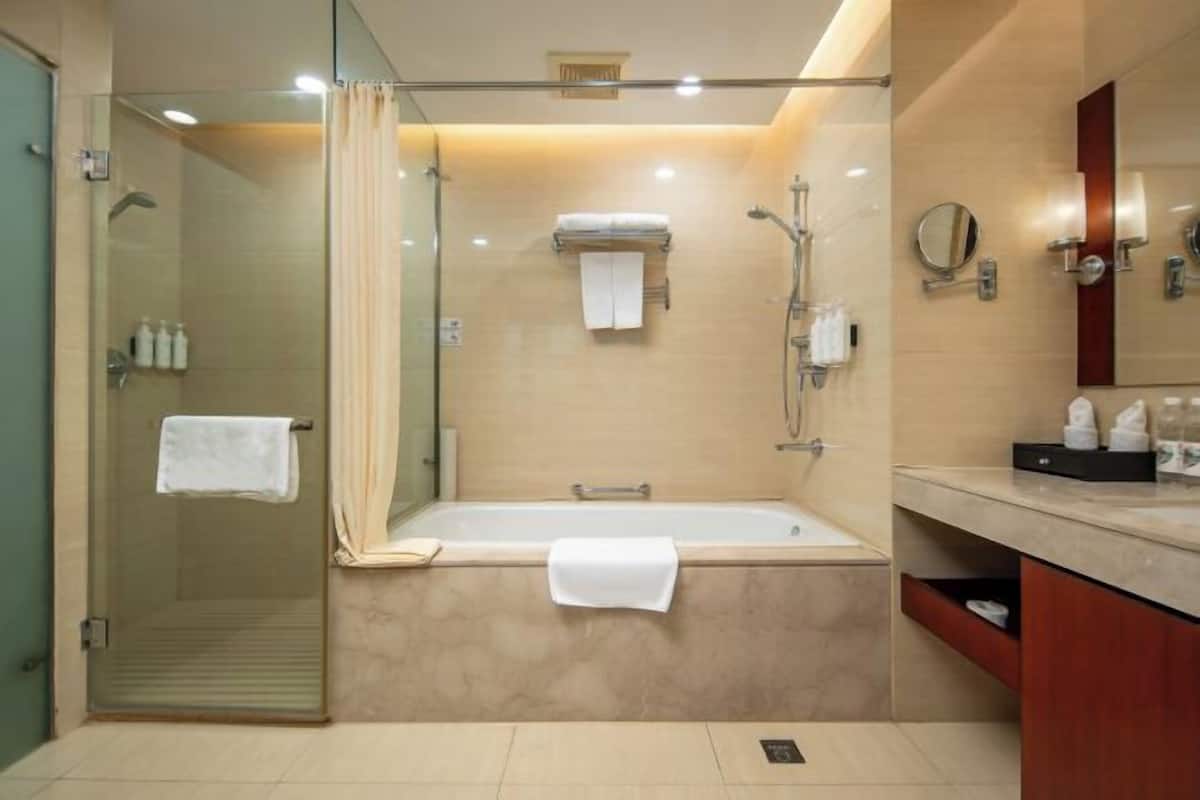 Banyo | Duş, ücretsiz banyo/kozmetik ürünleri, saç kurutma makinesi, terlik