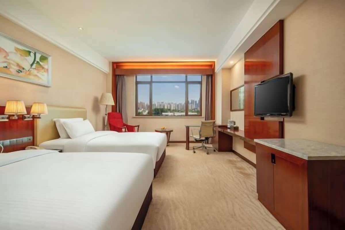 Minibar, odada kasa, masa, güneşlik/perde