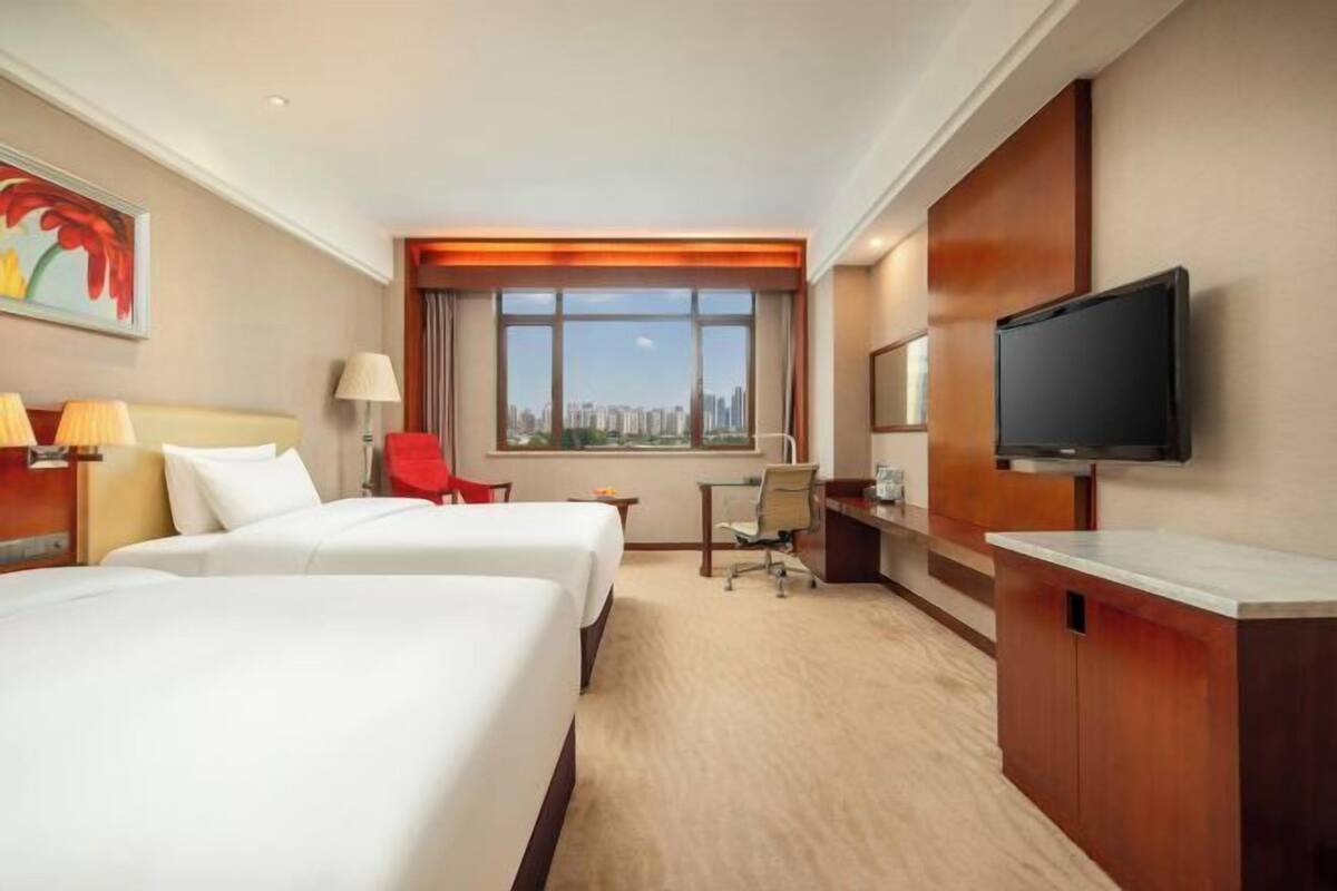 Minibar, odada kasa, masa, güneşlik/perde