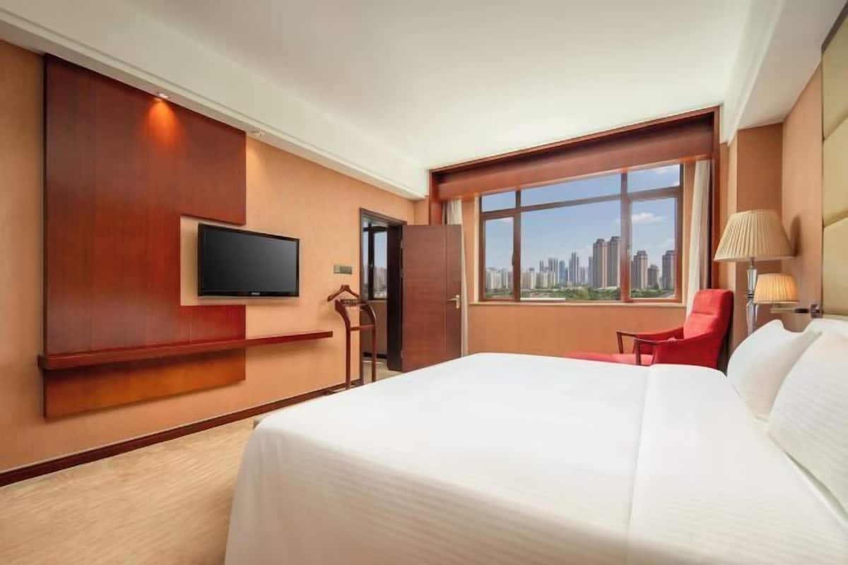 Minibar, odada kasa, masa, güneşlik/perde