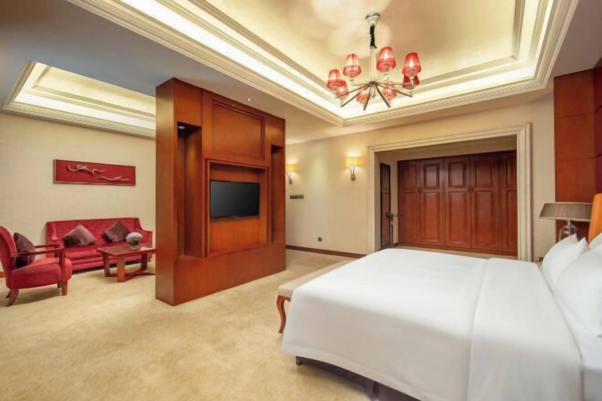 Minibar, odada kasa, masa, güneşlik/perde