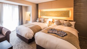 A hotel room with two beds, a sofa, a lamp, and a large window with curtains. - Kyoto Shinmachi Rokkaku Hotel grandereverie (Kyoto)