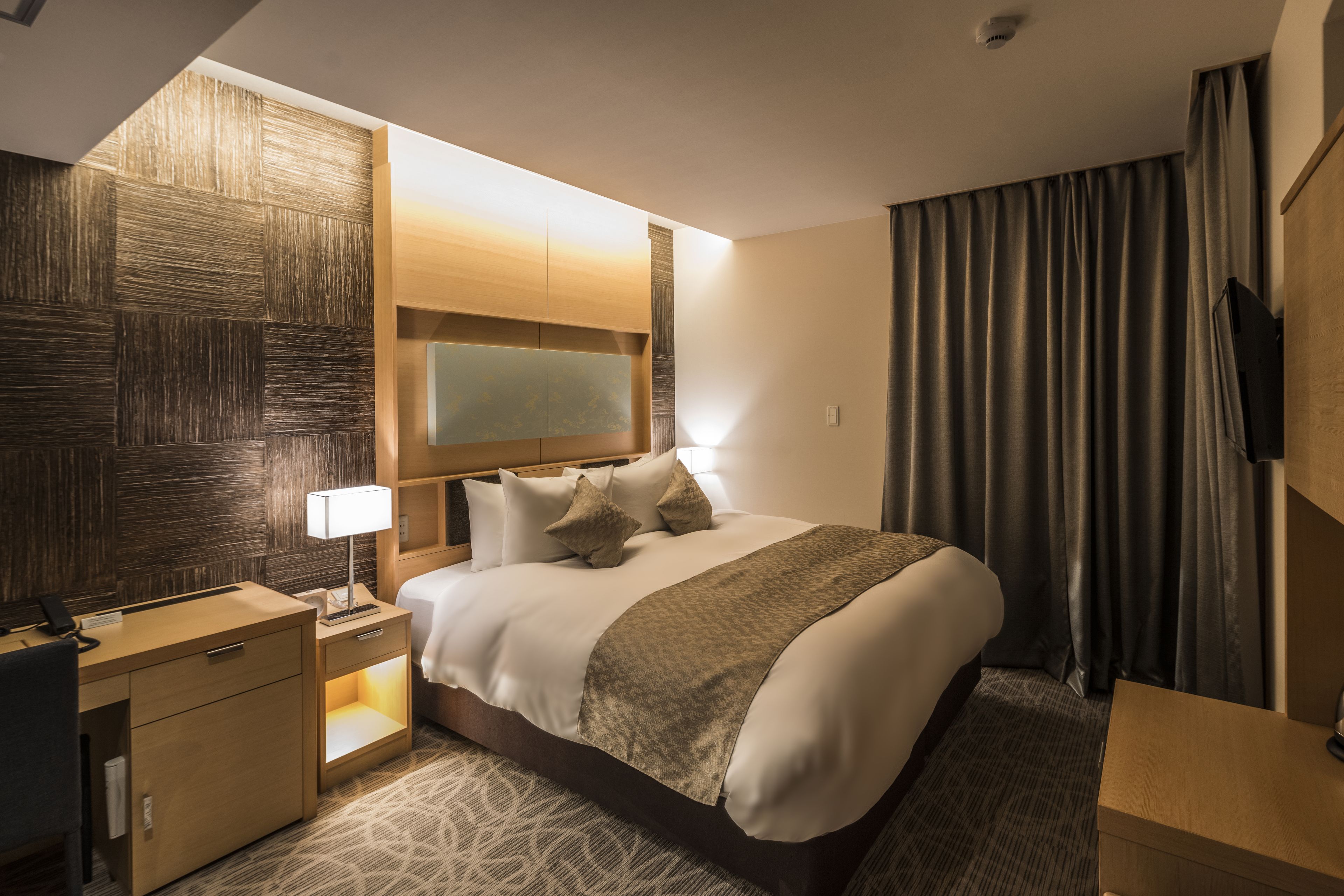 standard double room, 1 queen bed | 1 bedroom, down duvets, in-room safe, desk