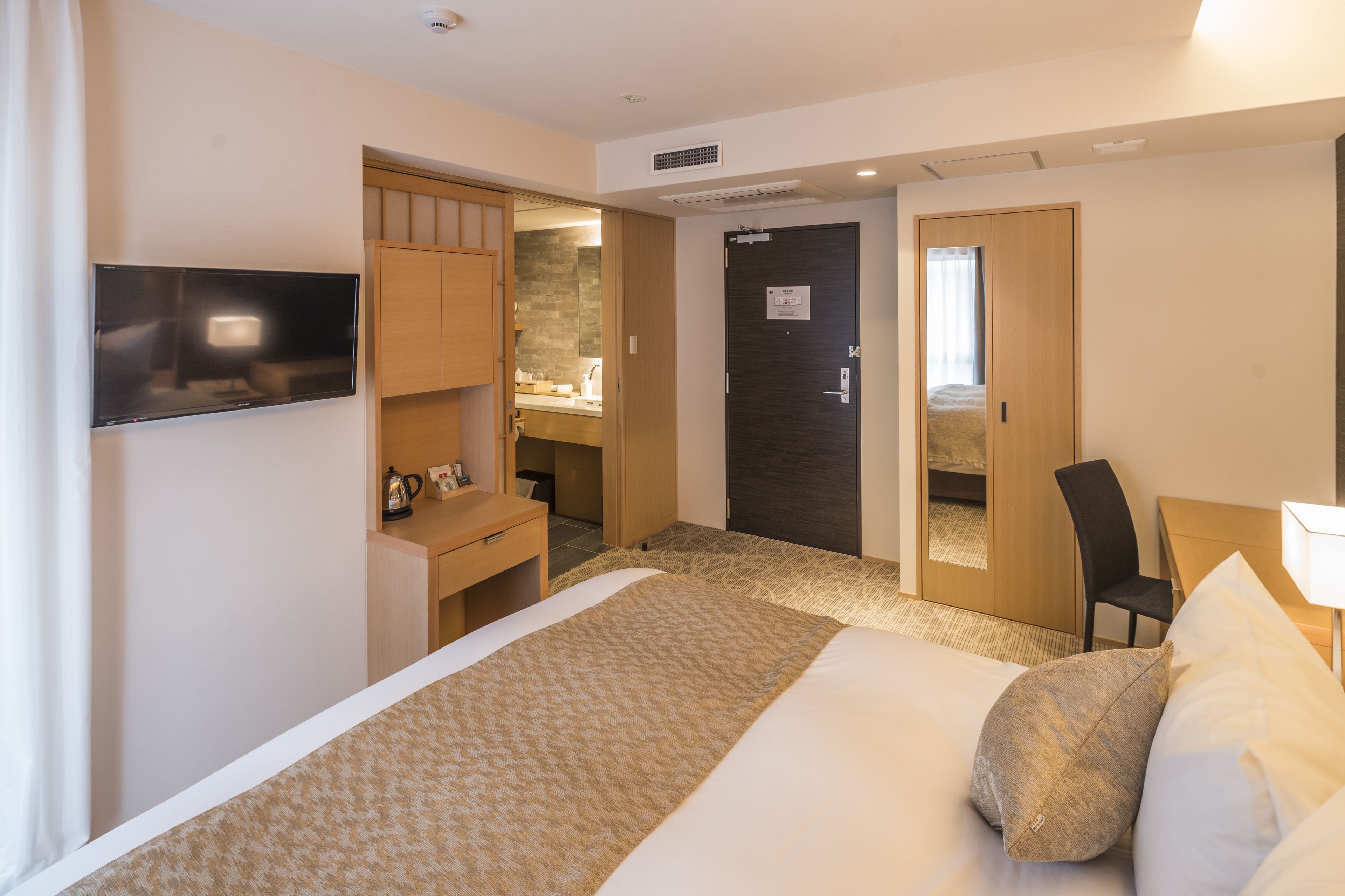 standard double room, 1 queen bed | 1 bedroom, down duvets, in-room safe, desk