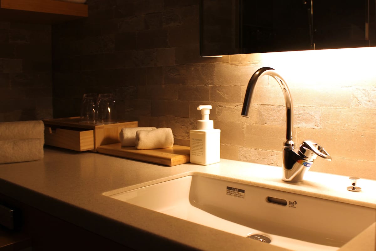 standard double room, 1 queen bed | bathroom sink