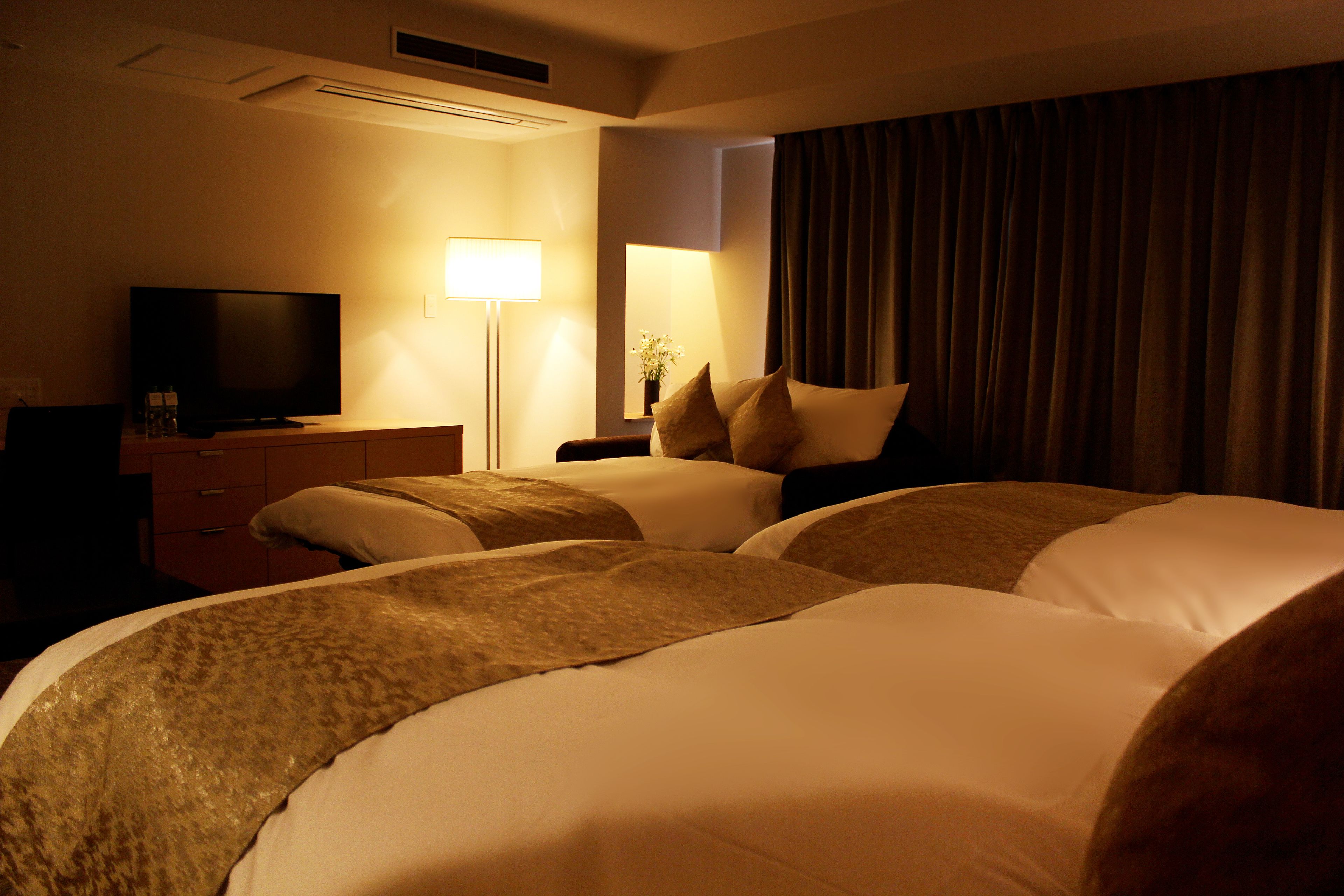 premium twin room, 2 bedrooms | 1 bedroom, down duvets, in-room safe, desk